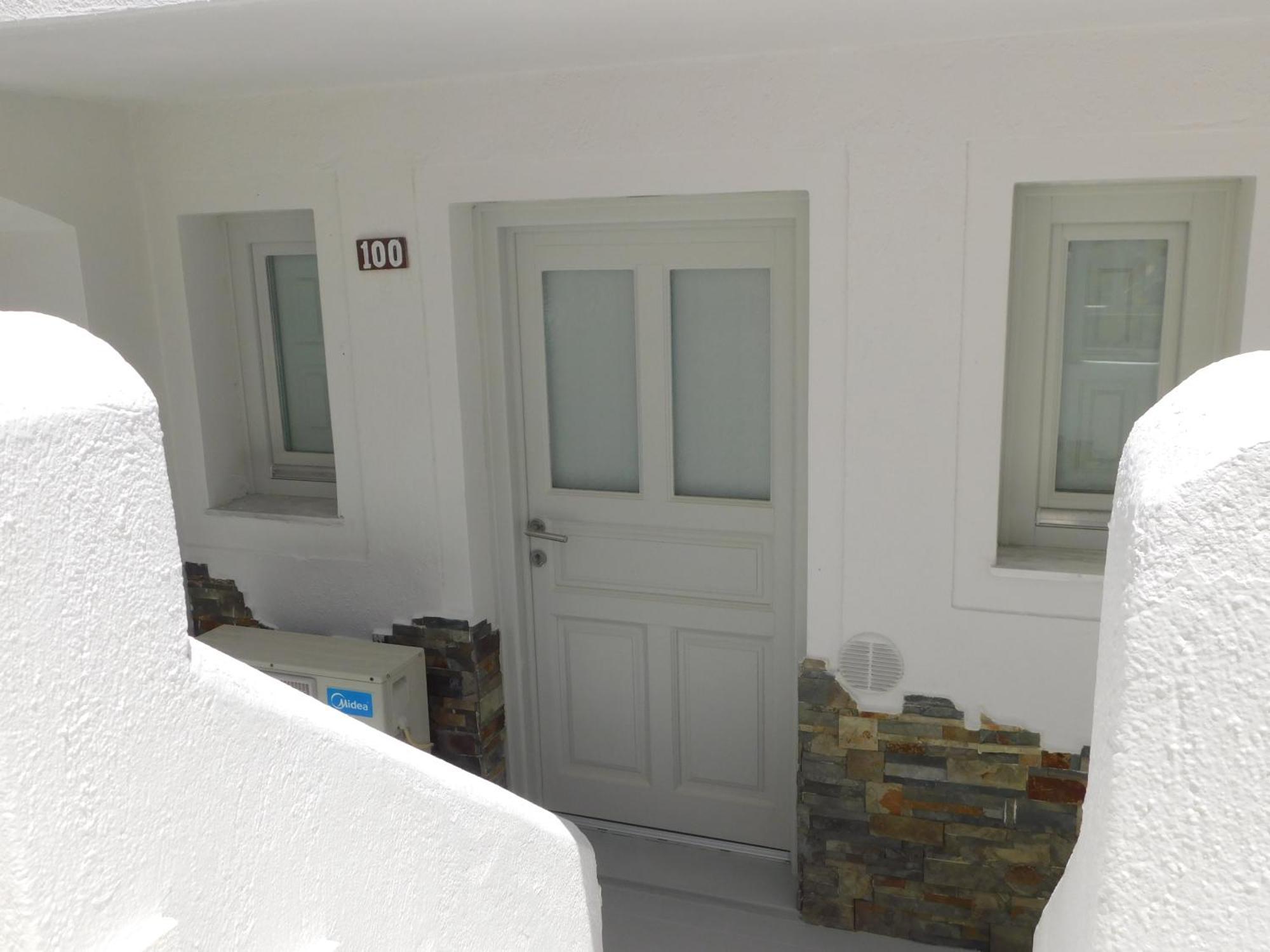 Happy Fish Rooms- Beachfront Perissa  Exterior photo