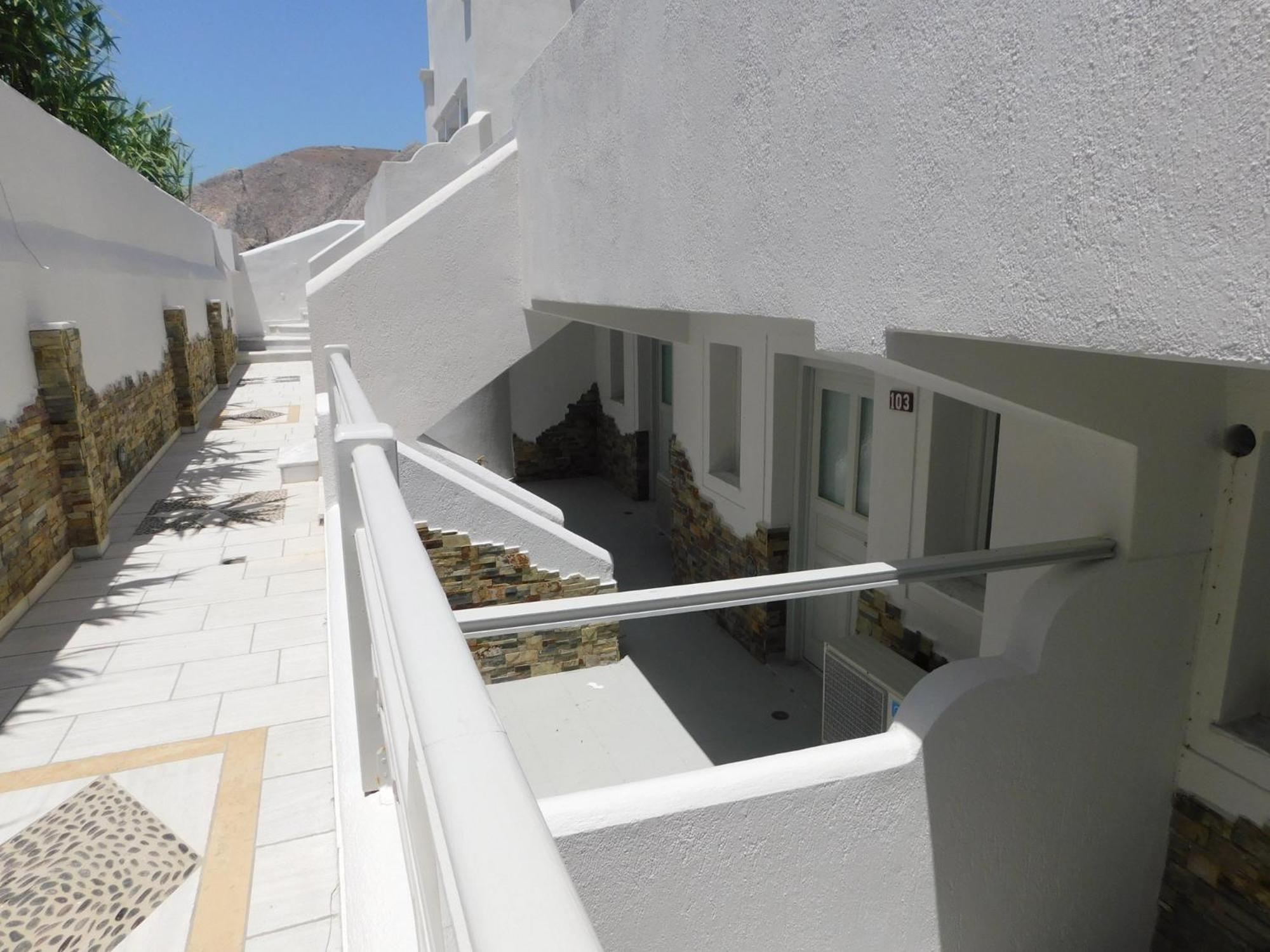 Happy Fish Rooms- Beachfront Perissa  Exterior photo